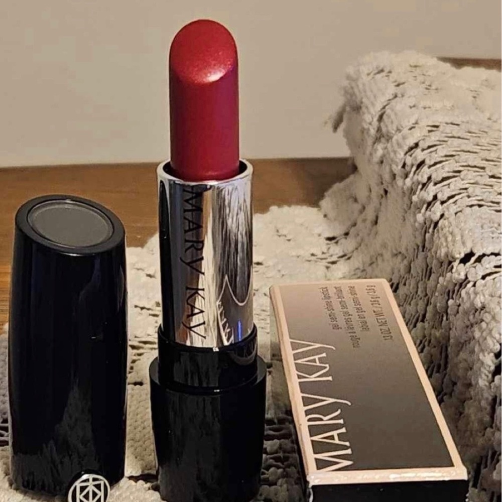 Mary Kay Lipstick Shade: Haute Pink.               Never Used